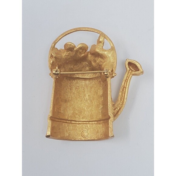 VINTAGE NOVELTY BROOCH WATERING CAN FLOWERS FAUX PEARLS HAMMERED MATTE GOLD - Picture 8 of 11